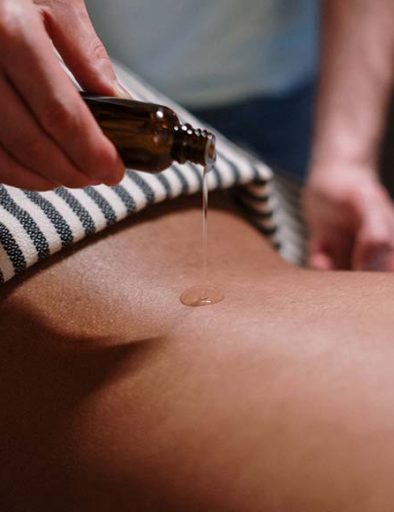 Massage énergétique et relaxant aux huiles essentielles